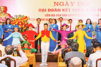 Một tiết mục văn nghệ tại Ngày hội đại đoàn kết toàn dân tộc phường Quán Thánh, quận Ba Đình. (Ảnh Đăng Anh)