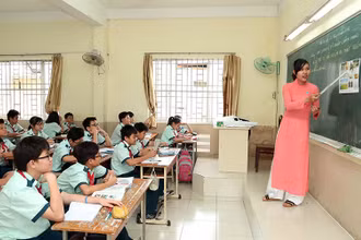 Cùng với việc nâng cao chuyên môn, nghiệp vụ, thầy cô cần giữ gìn đạo đức nhà giáo. Trong ảnh: Giờ học của cô trò Trường THCS Thanh Hà, huyện Thanh Ba, tỉnh Phú Thọ. (Ảnh TUẤN TRUNG)