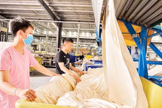 Sản xuất tại Công ty TNHH Công nghiệp Ramatex Nam Định trong Khu công nghiệp Bảo Minh, huyện Vụ Bản.