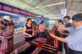 Sản phẩm dệt thổ cẩm của người dân tộc Ba Na buôn Xí Thoại, xã Xuân Lãnh, huyện Đồng Xuân, tỉnh Phú Yên.