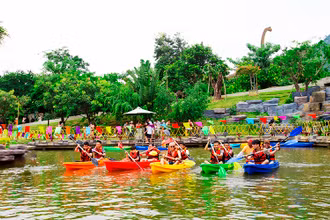 Khách du lịch tham gia tour chèo thuyền kayak tại Đà Nẵng.