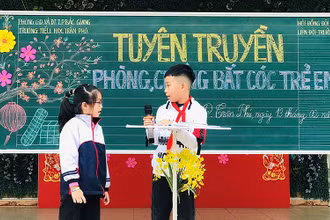 Liên đội Trường tiểu học Trần Phú (thành phố Bắc Giang, tỉnh Bắc Giang) tổ chức tuyên truyền về phòng chống bắt cóc trẻ em. (Ảnh NGUYỄN ANH)