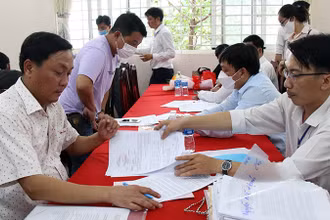 Ban Bồi thường giải phóng mặt bằng huyện Bình Chánh tổ chức chi trả bồi thường Dự án vành đai 3 cho các hộ dân. 