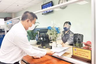 Cán bộ Hải quan Thành phố Hồ Chí Minh hướng dẫn thủ tục khai thuế cho doanh nghiệp. (Ảnh Cục Hải quan thành phố)