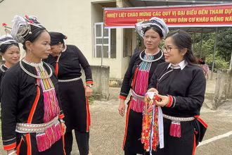 Phó Bí thư Thường trực Huyện ủy Pác Nặm Ma Thị Mận (đeo kính) dự Ngày hội đại đoàn kết tại khu dân cư thôn Khâu Đấng, xã Bộc Bố. (Ảnh Lường Loan)