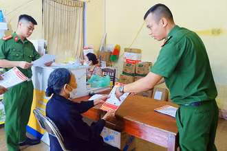 Công an huyện Đức Thọ (Hà Tĩnh) tuyên truyền cho người dân nâng cao ý thức cảnh giác với thủ đoạn của tội phạm lừa đảo chiếm đoạt tài sản qua mạng. (Ảnh NAM THẮNG)