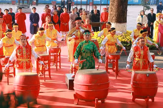 Hà Nội nỗ lực khai thác giá trị di sản để phát triển kinh tế-xã hội. (Trong ảnh: Biểu diễn trống hội tại Hoàng thành Thăng Long).