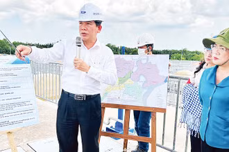 Ủy ban Mặt trận Tổ quốc Thành phố Hồ Chí Minh cùng đại diện các sở, ngành, địa phương và các chuyên gia giám sát tình hình đầu tư công đối với các dự án hạ tầng trọng điểm của thành phố.