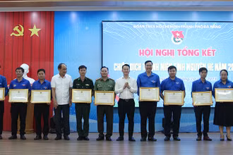 Khen thưởng các tập thể có thành tích xuất sắc trong chiến dịch Thanh niên tình nguyện Hè năm 2023.