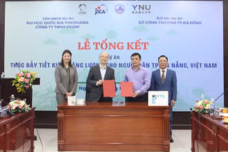 Ký kết bàn giao 1.000 sổ tay và các mô hình dùng để giảng dạy cho học sinh.