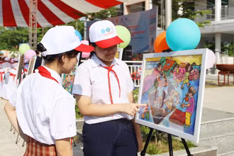 Triển lãm tranh của các em học sinh.