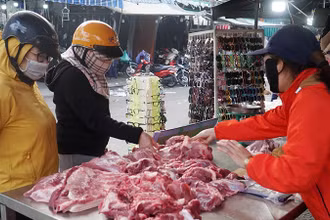 Người dân mua thịt tại điểm bán quận Liên Chiểu.