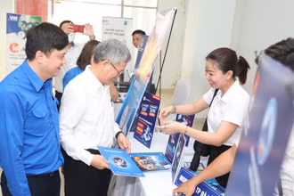 Đại biểu tham quan các gian hàng triển lãm.