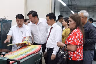 Nhà xuất bản và Phát hành sách Quốc gia Lào tham quan xưởng In Báo Nhân dân