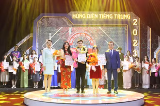 Trao giải cho các thí sinh xuất sắc.