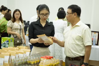 Trưng bày, giới thiệu, kết nối tiêu thụ sản phẩm tiêu biểu của hai địa phương.