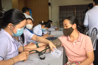 Khám bệnh cho người lao động.