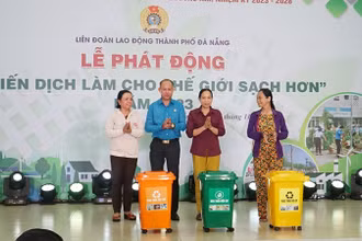 Trao tặng thùng rác phân loại tại nguồn.