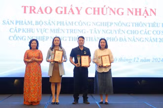 Trao giấy chứng nhận cho các đơn vị.