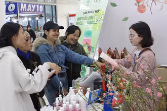 Khách hàng mua sắm tại Hội chợ.