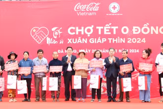 Đồng chí Nguyễn Trọng Nghĩa và Nguyễn Văn Quảng trao quà tặng các hộ nghèo tại chương trình "Chợ Tết 0 đồng".