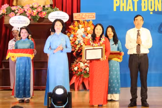 Khen thưởng Chi hội phụ nữ đạt giải.