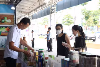 Người dân tham quan, mua sắm tại khu trưng bày giới thiệu sản phẩm miền trung-Tây Nguyên