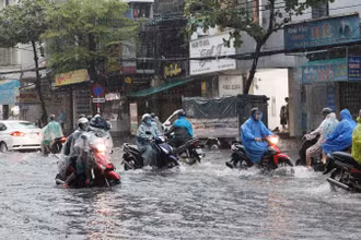 Đường Đống Đa ngập vào sáng sớm gây khó khăn cho xe cộ di chuyển.
