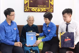 Thăm, tặng quà mẹ Nguyễn Thị Sự.
