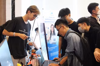 Các lập trình viên trải nghiệm những công nghệ mới tại các gian hàng.