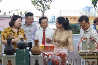 Đại biểu tham quan, tìm hiểu sản phẩm hợp tác xã.