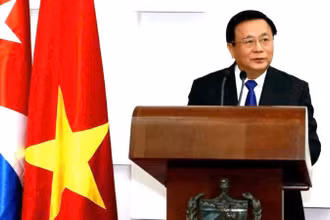 Đồng chí Nguyễn Xuân Thắng, Trưởng đoàn đại biểu Đảng Cộng sản Việt Nam phát biểu tại hội thảo (Ảnh: Đại sứ quán Việt Nam tại Cuba cung cấp)