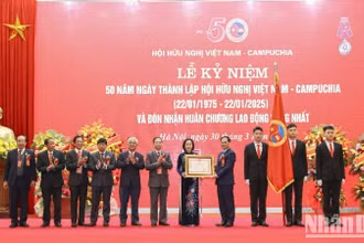 Thay mặt lãnh đạo Đảng, Nhà nước, Phó Thủ tướng Bùi Thanh Sơn trao tặng Hội Hữu nghị Việt Nam-Campuchia Huân chương Lao động hạng Nhất.