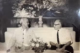 Chủ tịch Hồ Chí Minh tiếp thân mật ông Eduardo Gallegos, Ủy viên Bộ Chính trị, Trưởng Ban Đối ngoại Trung ương Đảng Cộng sản Venezuela thăm Việt Nam và dự Quốc khánh 2/9/1964. (Ảnh tư liệu do Đại sứ quán Việt Nam tại Venezuela cung cấp)