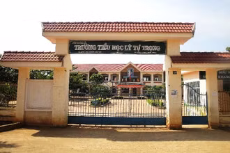 Trường Tiểu học Lý Tự Trọng, thị trấn Buôn Trấp, nơi xảy ra sự việc.