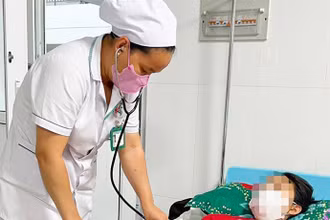 Chị D đã tỉnh táo và hồi phục sức khỏe sau ca phẩu thuật thành công.