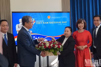 Đại sứ Lào tại Nga Vilavanh Yiapoher tặng hoa chúc mừng Đại sứ Đặng Minh Khôi và toàn thể cán bộ, nhân viên Đại sứ quán Việt Nam tại Nga nhân kỷ niệm 78 năm Quốc khánh Việt Nam. (Ảnh: Xuân Hưng)