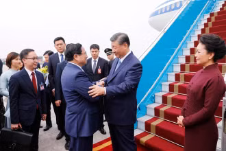 Ủy viên Bộ Chính trị, Thủ tướng Chính phủ Phạm Minh Chính đón Tổng Bí thư, Chủ tịch Trung Quốc Tập Cận Bình và Phu nhân tại Sân bay Quốc tế Nội Bài. (Ảnh: Dương Giang/TTXVN)