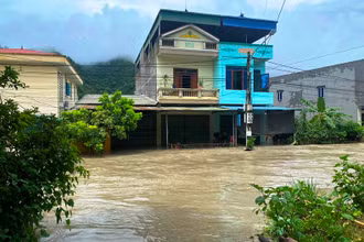 Sự cố vỡ cống thoát tràn hồ thải Nhà máy tuyển đồng Tả Phời (Lào Cai) gây ngập úng, thiệt hại tài sản hơn 30 hộ dân địa phương. (Ảnh: QUỐC HỒNG)