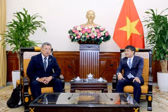 Thứ trưởng Thường trực Bộ Ngoại giao Nguyễn Minh Vũ tiếp ông Wada Kenji, Chủ tịch Liên minh nghị sĩ hữu nghị Nhật-Việt tỉnh Osaka (Nhật Bản).