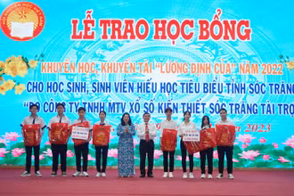 Lãnh đạo tỉnh Sóc Trăng trao học bổng Lương Định Của cho các sinh viên tiêu biểu.