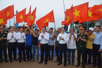 Chủ tịch nước Võ Văn Thưởng tới thăm quân và nhân dân tại đảo Phú Quý (Bình Thuận).