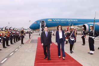 Lễ đón Chủ tịch Quốc hội Vương Đình Huệ tại sân bay quốc tế Ministro Pistarini (Ezeiza Airport) thủ đô Buenos Aires (Argentina). 
