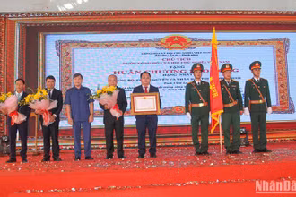 Tập thể lãnh đạo thị xã Bình Minh vinh dự đón nhận Huân chương Lao động hạng Nhất, sáng 15/1.