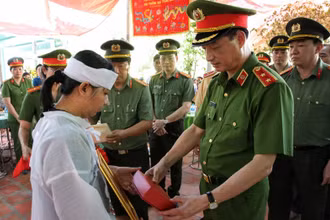 Lãnh đạo Bộ Công an trao Quyết định thăng hàm từ Thiếu tá lên Trung tá đối với Nguyễn Xuân Hào cho vợ đồng chí Hào là người đại diện nhận.