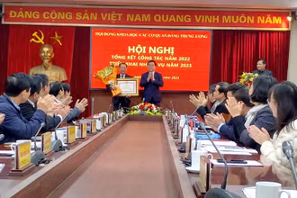 Đồng chí Nguyễn Trọng Nghĩa trao Bằng khen của Thủ tướng cho GS.TS Phùng Hữu Phú.