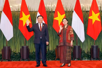 Chủ tịch Quốc hội Vương Đình Huệ và Chủ tịch Hạ viện Indonesia Puan Maharani chụp ảnh chung.