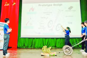 Dự án “Công cụ hỗ trợ nhổ đậu cho nông dân ở vùng Túy Loan” mang tính ứng dụng cao, chi phí thấp, thân thiện vớimôi trường và cải thiện sức khỏe cho nông dân. (Ảnh: VÕ HOÀNG)
