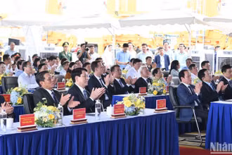 Chủ tịch nước Lương Cường và các đại biểu dự buổi lễ.