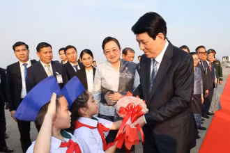 Chủ tịch nước Lương Cường tại sân bay quốc tế Wattay, thủ đô Vientiane, Lào. (Ảnh: Lâm Khánh/TTXVN)